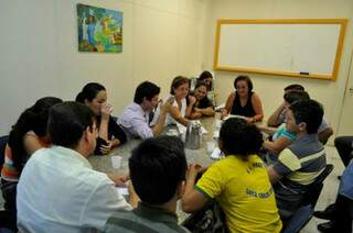 Reunião entre comissão de alunos, membros do colegiado e secretária estadual de educação. (Foto: Hélio Alves)