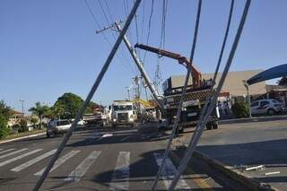 Fornecimento de energia elétrica ficou comprometido em quatro quarteirões por causa de batida (Foto: Cleber Gellio)