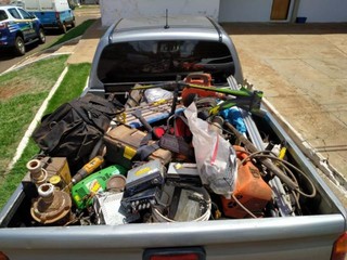 Caminhonete lotada com produtos roubados encontrados na casa de receptador (Foto: Adilson Domingos)