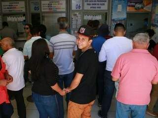 Movimento em lotérica de Campo Grande no sábado (Foto: Alcides Neto)