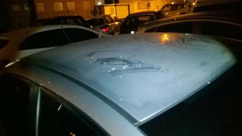 Leitor registra gelo em teto de carros na avenida Afonso Pena