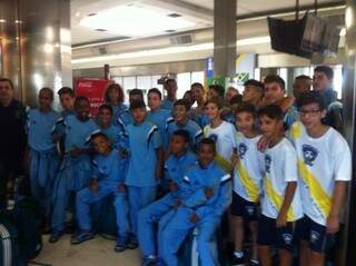 As jovens promessas do Palmeiras logo após o desembarque no Aeroporto Internacional de Campo Grande (Foto: Divulgação)