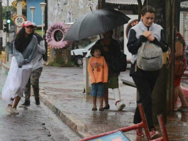 Frente fria chega ao Estado com chuva e previs&atilde;o &eacute; frio de 8&ordm;C amanh&atilde;