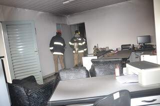 Bombeiros entrando na parte dos fundos da empresa para combater o incêndio. (Foto: Simão Nogueira)