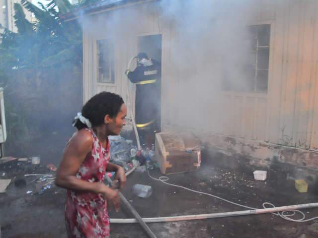Para conter inc&ecirc;ndio em casa, bombeiros interditaram trecho da Rua Bahia 