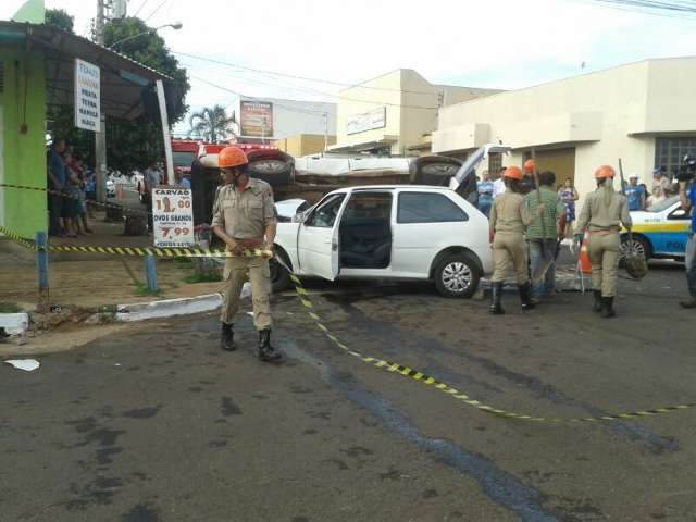 Hilux ignora pare, bate em Gol, tomba, atinge mais 2 carros e fere 4