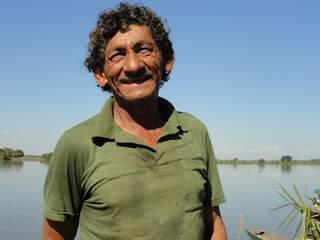 Histórias de pescador que se confundem com a vivência pantaneira. O sorriso de Aluísio, que guarda muitos causos às margens do rio. (Foto: Paula Maciulevicius)