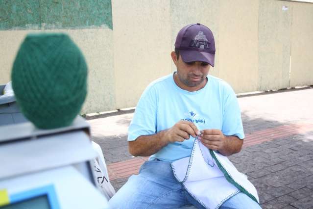 Na Dom Aquino, o guardador de carros faz croch&ecirc;, ensina e ainda aceita encomenda