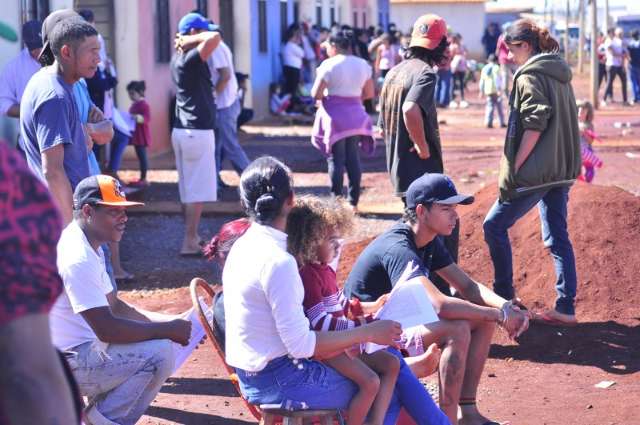 Prazo vence e PM tenta convencer fam&iacute;lias a deixarem casas invadidas