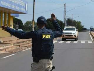 Agente da PRF durante policiamento em rodovia do Estado. (Foto: Divulgação) 