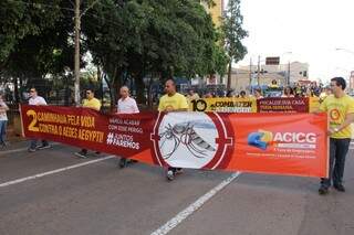 Campo-grandenses foram as ruas em campanha contra o Aedes aegypti (Foto: Marcos Ermínio)