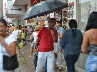 David chega a comprar, para revender, cerca de 500 guarda-chuvas mensais. (Foto: Pedro Peralta)