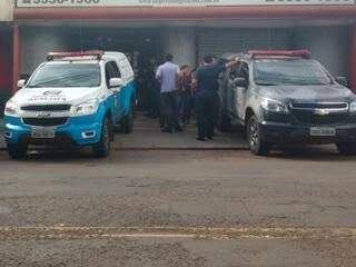 Movimentação de policiais em frente ao local do crime. (Foto: Amanda Bogo)