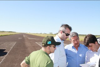Roberto Hashioka e técnicos no aeroporto de Nova Andradina, incluído no pacote de investimentos (Foto: Thiago Odeque/Divulgação)