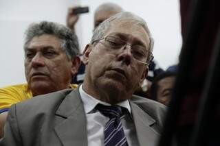Assessor fica com sono durante coletiva de prefeito no gabinete (Foto: Cleber Gellio)