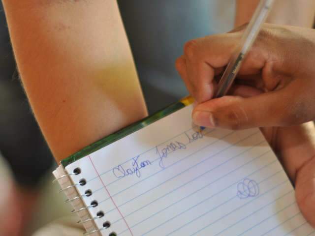  Tr&ecirc;s anos depois, Clayton deixa a viol&ecirc;ncia no passado e retoma estudos