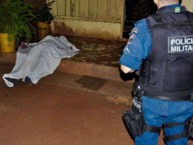 Pistoleiros invadem resid&ecirc;ncia e matam jovem de 21 anos 