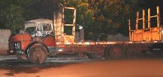 Caminhão foi destruído de madrugada em frente a uma delegacia (Sidrolândia News)