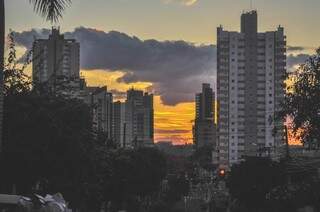 Em Campo Grande, o dia amanheceu entre nuvens com temperatura amena. (Foto: Marcelo Calazans) 