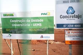 O campus de Campo Grande da UEMS está sendo construído na saída para Rochedo (Foto: Marcelo Victor)