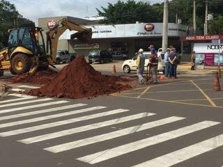 Trabalhavam cavam Rua para encontrar causa de buraco. (Foto: Alcides Neto)