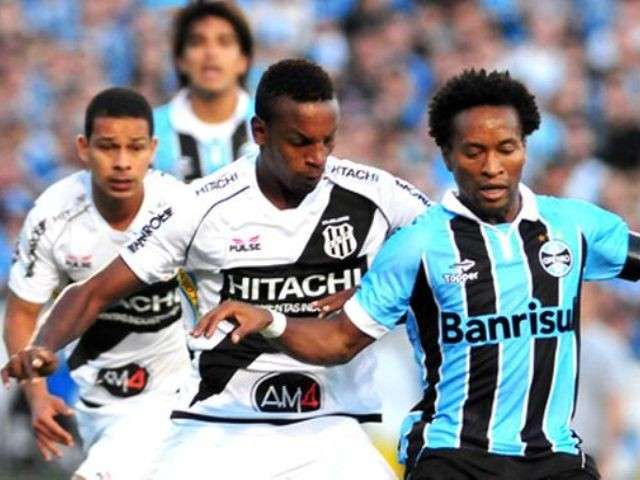Gr&ecirc;mio perde jogador expulso, mas consegue gol no final e vence por 1 a 0