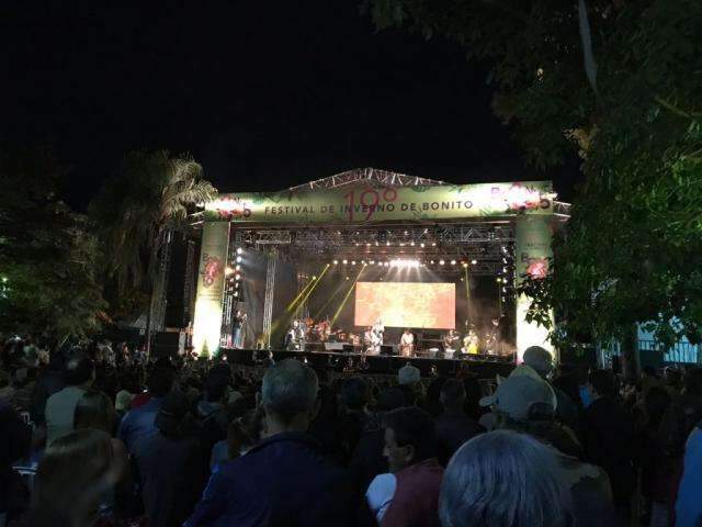 Renato Teixeira e Almir Sater d&atilde;o o tom na 2&ordf; noite de Festival de Inverno 