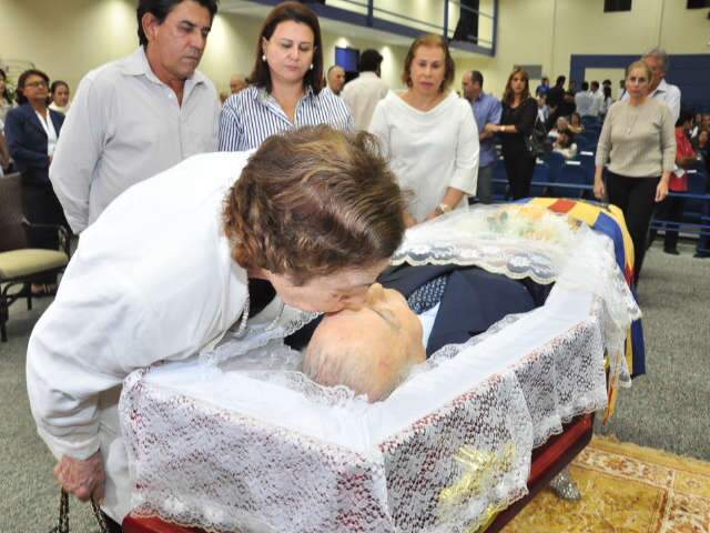  Ex-senador L&uacute;dio Coelho &eacute; enterrado com bandeira de Nossa Senhora e chap&eacute;u