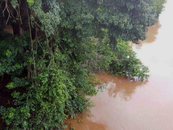 Ap&oacute;s parar durante a noite, buscas por menina que caiu em rio s&atilde;o retomadas