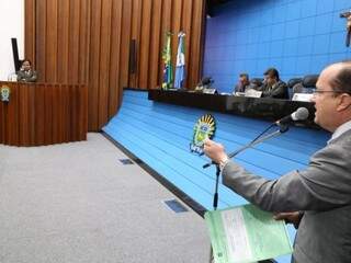 Deputado José Carlos Barbosa discursa na Assembleia Legislativa. (Foto: Victor Chileno/ALMS).