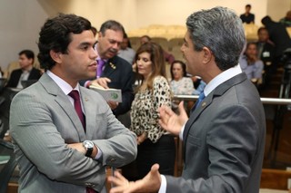 Deputados Beto Pereira e Rinaldo Modesto, durante a sessão na Assembleia (Foto: Victor Chileno/ALMS)