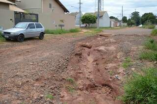 Valas tomam ruas e s&atilde;o &#039;armadilhas&#039; por onde o asfalto nunca chega 