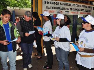 Alunos receberam panfletos com orientações sobre preevenção à violência sexual. (Foto: João Garrigó)