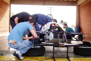Acadêmicos preparam carro que vai disputar Fórmula Universitária. (Foto: Thaiany Regina)