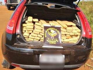 Droga foi acomodada no porta-malas do carro. (Foto: Divulgação/ DOF)