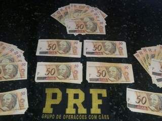 Notas falsas totalizaram R$ 8, 7 mil. (Foto: Divulgação/PRF)