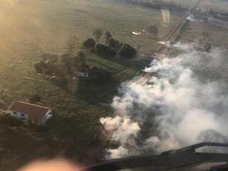 Incêndio em meio à pastagem de fazenda em Aquidauana. (Foto: Direto das Ruas)