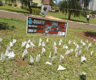 Foram fincadas 116 bandeirinhas para representar cada vítima fatal do trânsito em Campo Grande no ano passado. (Foto: Divulgação)