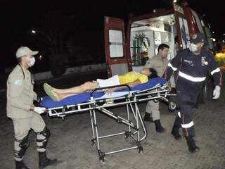 Vítima sendo encaminhada ao hospital pelos agentes de salvamento. (Foto: Eduardo Santos/CoximAgora) 