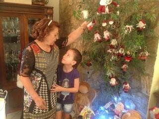 Beatriz com a avó Marli. Coube à ela confirmar que Papai Noel existe sim. 