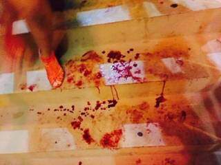Chão com sangue, depois de briga na casa noturna.