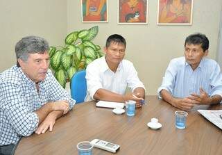 Murilo com vereador Aguilera de Souza, 1º índio eleito em Dourados, e Fernando Souza durante o lançamento da Coordenadoria de Assuntos Indígenas. (Foto: divulgação) 