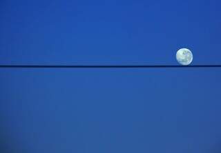 Apesar da mudança de horário, nas primeiras horas do dia ainda era possível ver a lua. (Foto: Marcos Ermínio)
