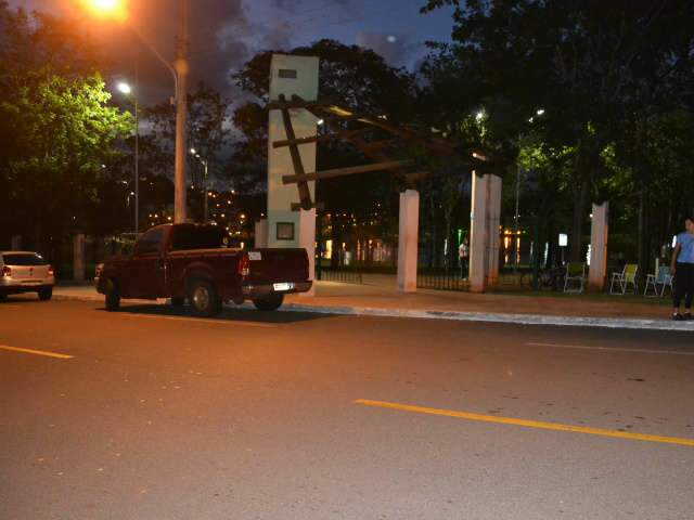  Crian&ccedil;a &eacute; encontra pelo pai trancada dentro do carro da m&atilde;e, em Campo Grande