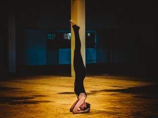 Uma das posições do yoga, feitas por Bia. Mas ela garante que a maioria das posturas são fáceis. (Foto: Camila Vilar)