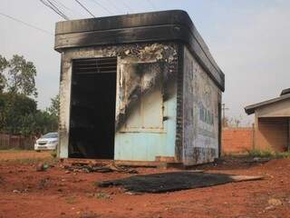 Trailer no bairro Nova Capital ficou completamente queimado (Foto: Marina Pacheco)