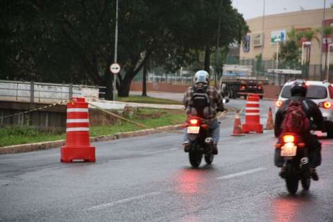 Chuva forte causa rachadura no asfalto e trecho da Ernesto Geisel é interditado
