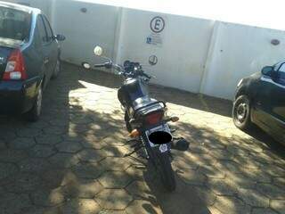 Moto estacionada em vaga para deficiente. (Foto: Repórter News)