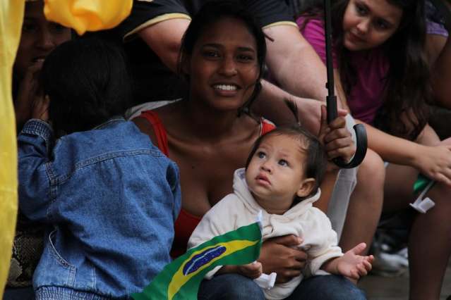 Apesar da chuva, desfile leva 10 mil ao Centro de Campo Grande