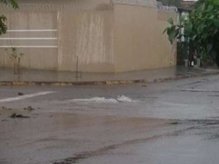 Chuva causa vazamento de esgoto em rua do bairro Vila Almeida